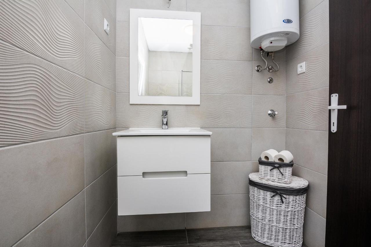 Apartments Krpan Вир Екстериор снимка